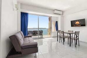 Minibar, individually decorated, free WiFi, bed sheets