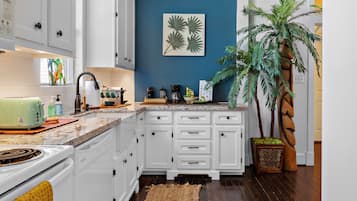 冰箱、微波炉、烤箱、炉灶