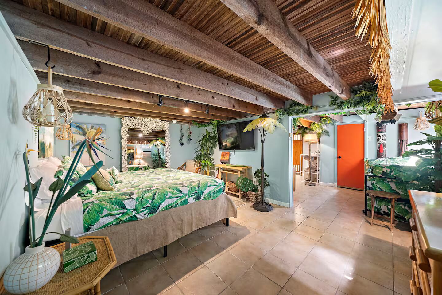 3 bedrooms, desk, iron/ironing board, travel crib