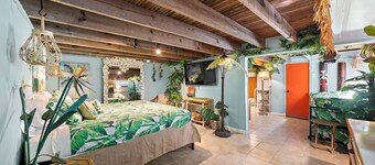Tiki Themed Beach Getaway with Tiki Bar, Cowboy Pool & Karaoke