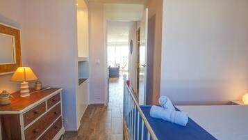 1 slaapkamer, een strijkplank/strijkijzer, gratis wifi, beddengoed