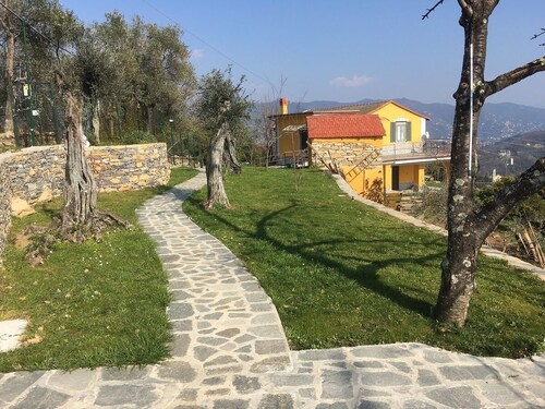 Sunrise-Apartment in detached cottage with garden and sea view