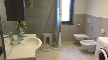 Dusche, Haartrockner, Bidet, Handtücher