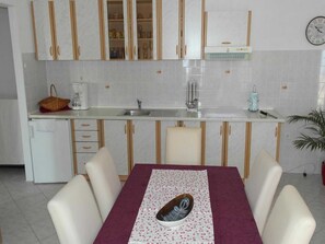 アパートメント (Two-bedroom Apartment with Balcony an) | 専用キッチン | 冷蔵庫