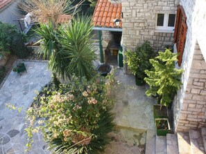 Apartment (Two-bedroom Apartment with Balcony an) | Garden - Apartment Račić (Bol)