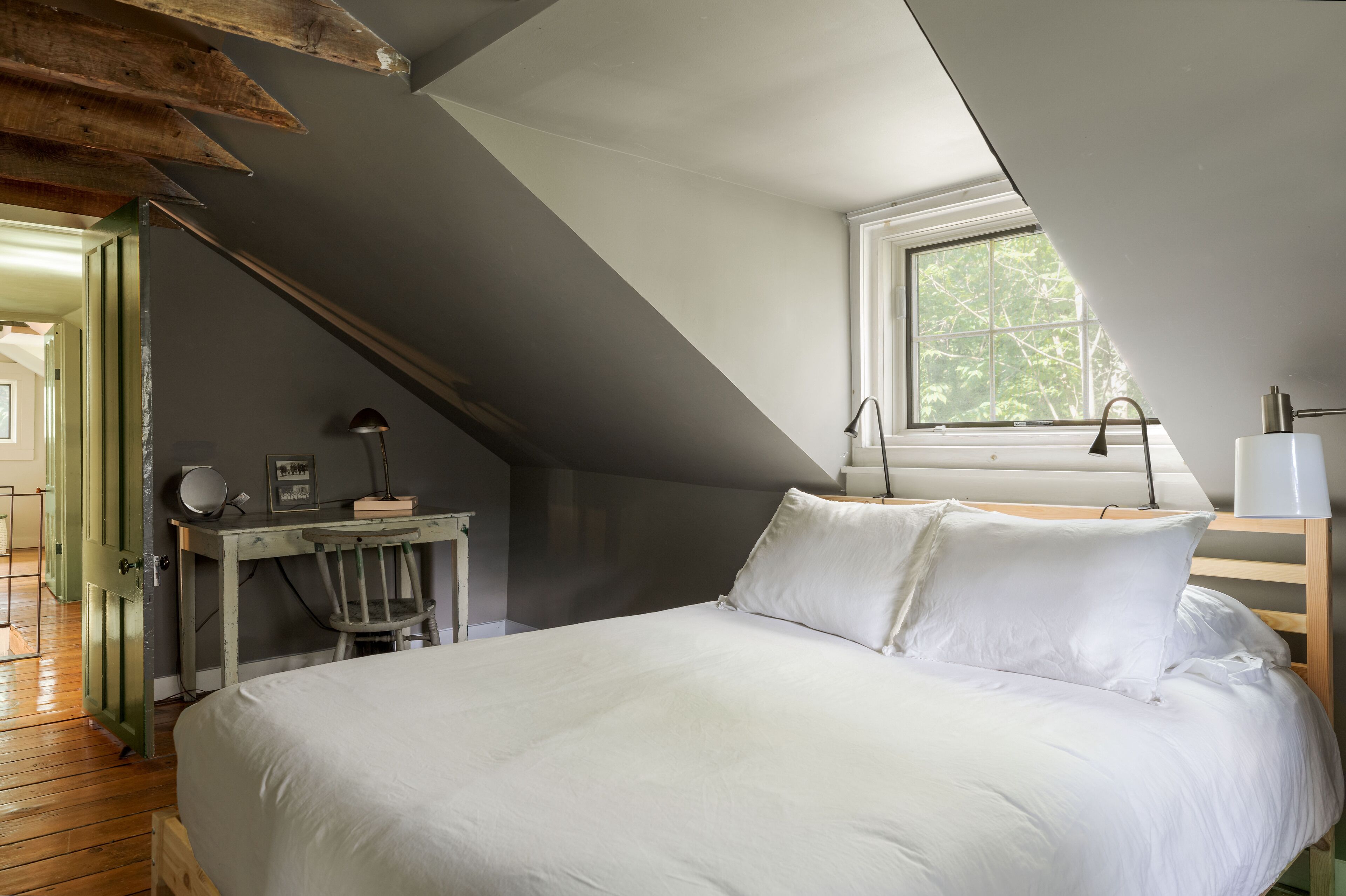 3 soverom, skrivebord, strykejern/-brett og reiseseng for barn