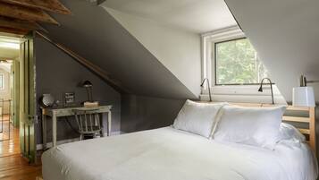 3 soverom, skrivebord, strykejern/-brett og reiseseng for barn