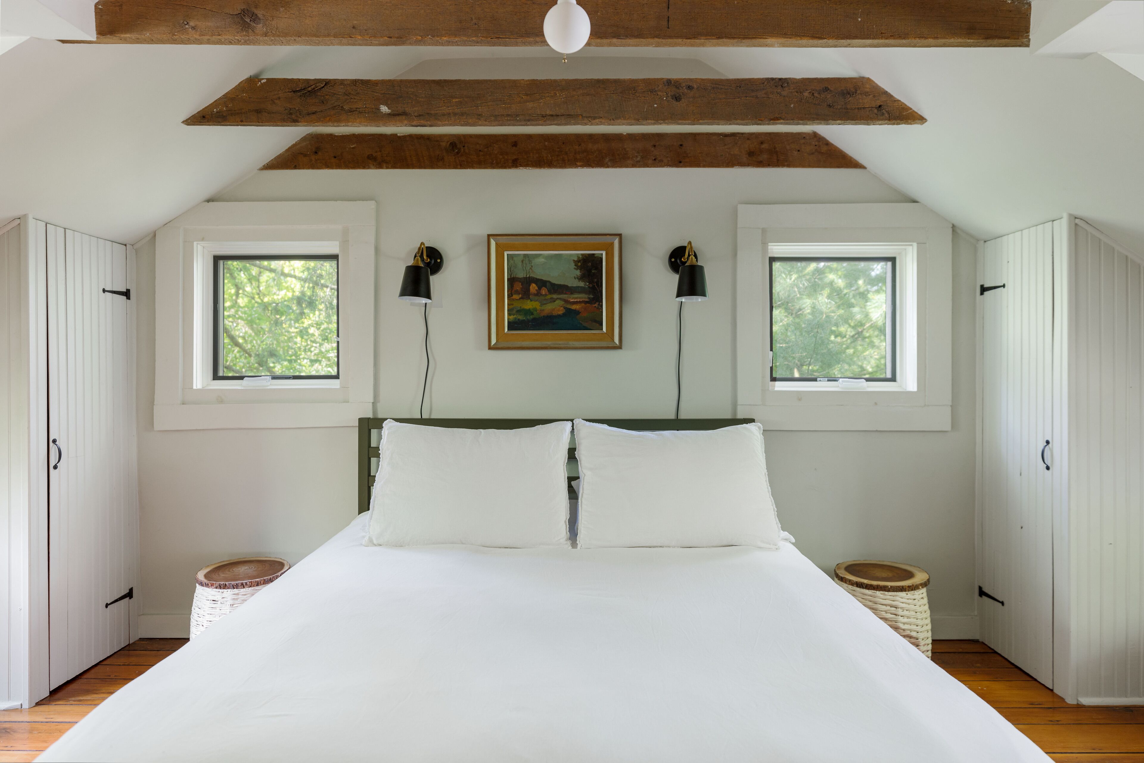 3 habitaciones, escritorio y tabla de planchar con plancha 