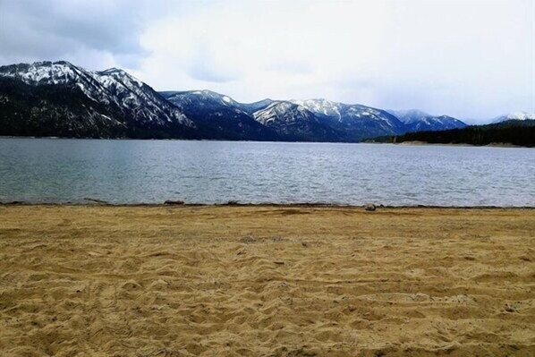 بالقرب من الشاطئ