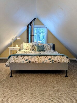2 bedrooms, desk, iron/ironing board, free WiFi - Ronald, Once a Coal Miner Town, By Roslyn! (Ronald)