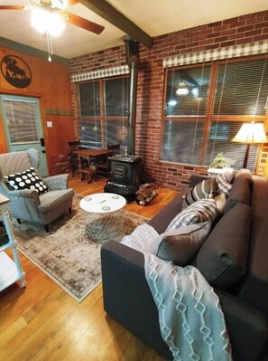 Smart TV, chimenea y libros 