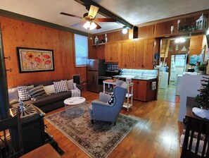 Smart TV, chimenea y libros 