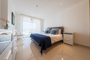 2 chambres, coffres-forts dans les chambres, fer et planche Ă repasser