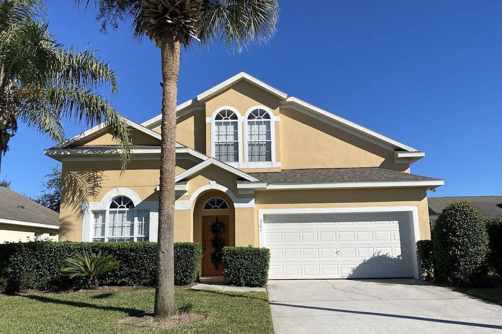 Spacious villa with pool, 20 minutes to theme parks