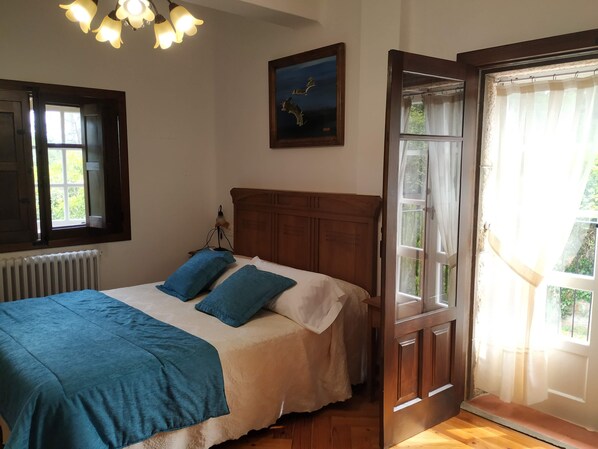 8 bedrooms, WiFi, bed sheets