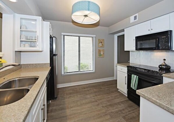 Hus - flera sängar - uteplats | Eget kök | Kylskåp, mikrovågsugn, spishäll och diskmaskin