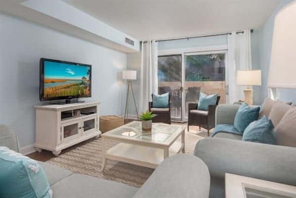 Ferienhaus, Mehrere Betten, Terrasse, Gartenblick | Wohnzimmer | Fernseher