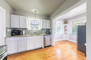 Fridge, microwave, oven, stovetop - 6 bedroom spacious living near downtown (San Antonio)