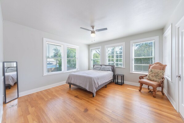 6 bedrooms, iron/ironing board, free WiFi, bed sheets - 6 bedroom spacious living near downtown (San Antonio)