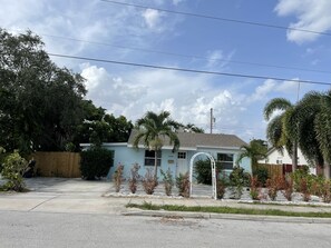Exterior - Remodeled Casa Mia 8 minute drive to the beach (West Palm Beach)
