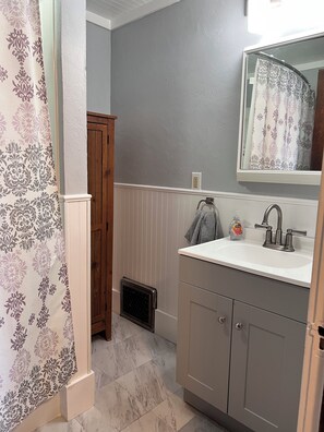 Toallas, jabón, shampoo, papel de baño 