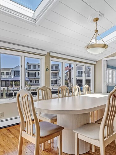 Luxury Waterfront 6 Bed 4 bath w Heated Pool, BOOK PEAK JUNE WEEKS FOR 2026 NOW!