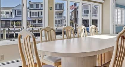 Luxury Waterfront 6 Bed 4 bath w Heated Pool, BOOK PEAK JUNE WEEKS FOR 2026 NOW!