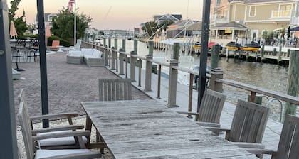 Luxury Waterfront 6 Bed 4 bath w Heated Pool, SUMMER SALE! BOOK SUMMER 2025 NOW!