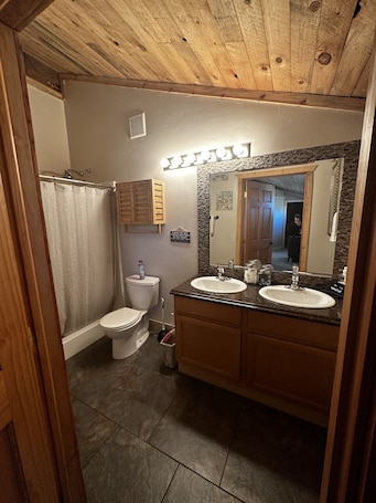 Douche, sèche-cheveux, serviettes fournies, savon. Adorable 2 Bedroom Guest House with a Kids Loft