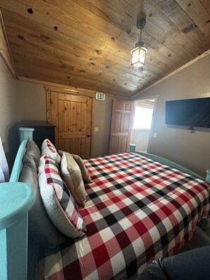 3 bedrooms, iron/ironing board, travel cot, free WiFi