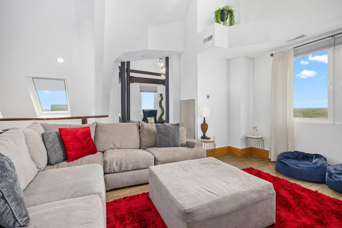 Presidentiële penthouse | Woonruimte | Een 55-inch smart-tv met digitale zenders en een televisie