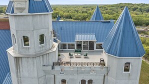Premium Penthouse | Terrace/patio - The Grand Castle Apartments (Grandville)