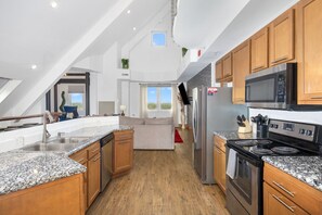 Presidential Penthouse | Private kitchen | Full-size fridge, microwave, oven, stovetop - The Grand Castle Apartments (Grandville)