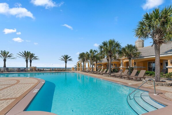 Indoor pool, outdoor pool, sun loungers - Martinique - Lite House II by ALBVR (Gulf Shores)