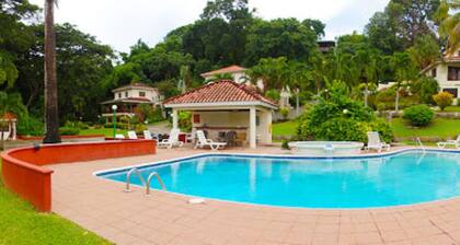 LITTLE OASIS, 10 mins Drive to the best beaches this side of the Caribbean Sea