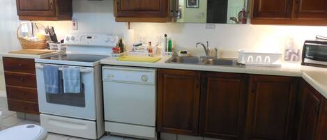 Refrigerador, microondas, horno y parrilla de estufa