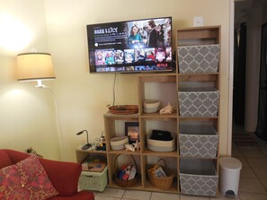 Smart-tv, dvd-spelare och böcker