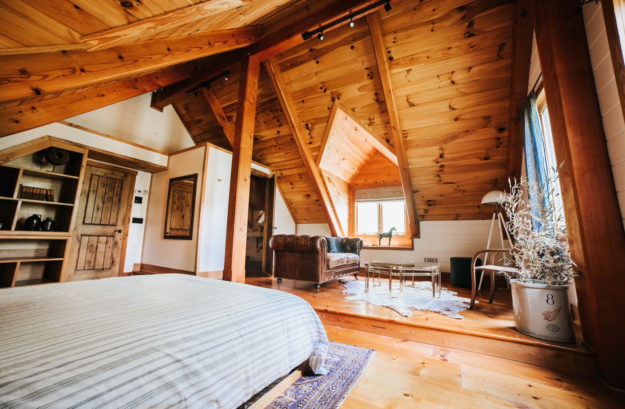 Rivendell 4bdr w/ private lake on 52 acres to explore in North Georgia. 