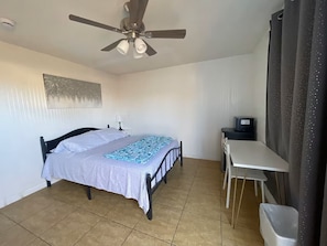 1 habitación, escritorio, wifi gratis y ropa de cama