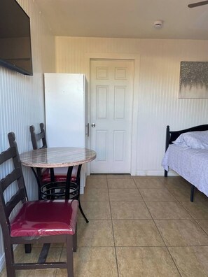 1 habitación, escritorio, wifi gratis y ropa de cama 