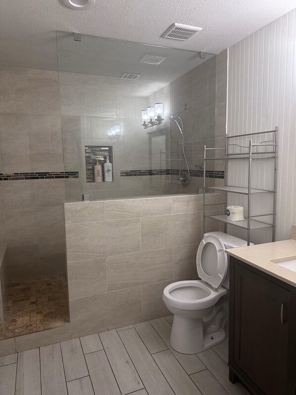 Dusche, Haartrockner, Handtücher, Seife