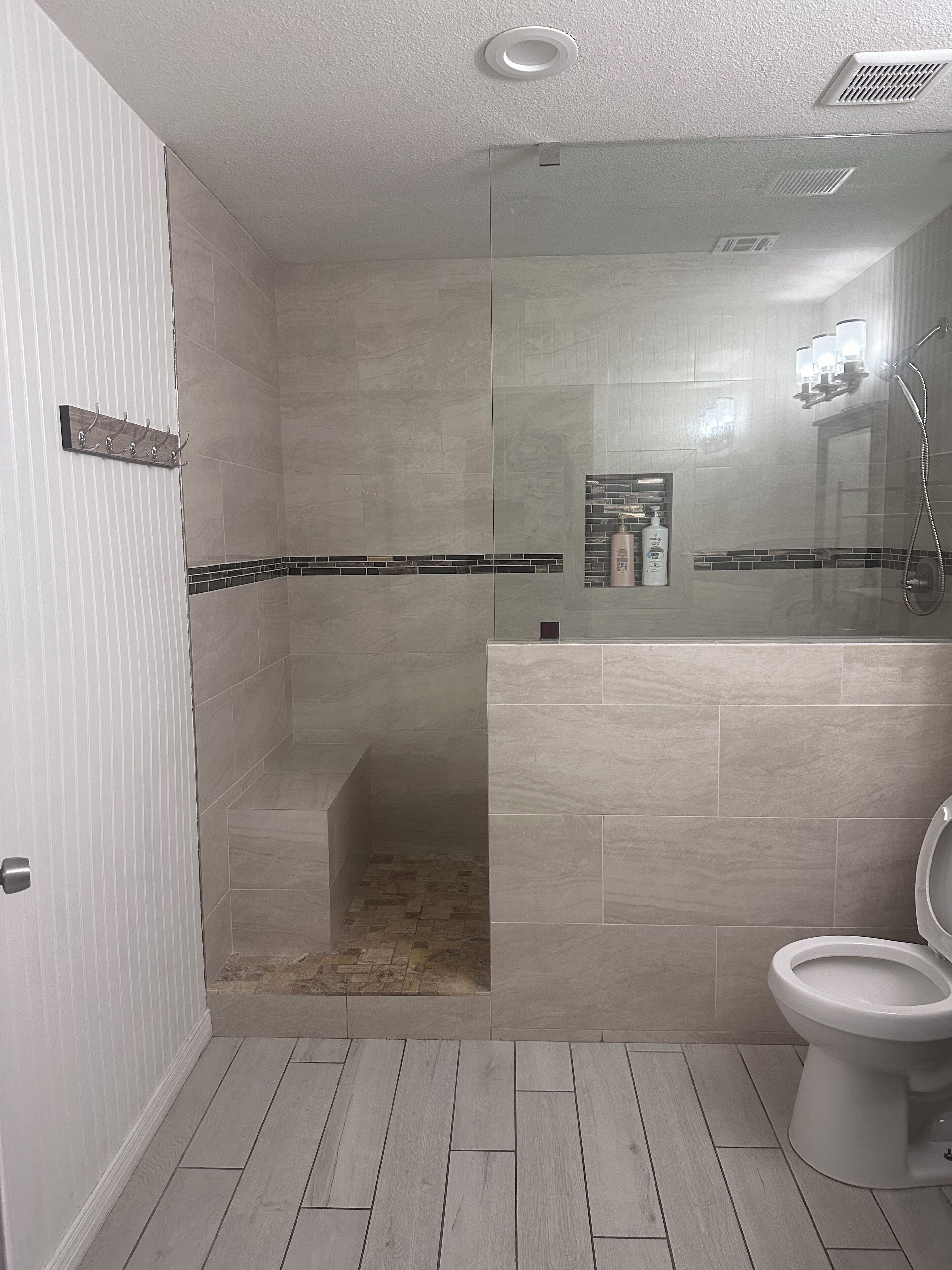 Douche, séchoir à cheveux, serviettes fournies, savon