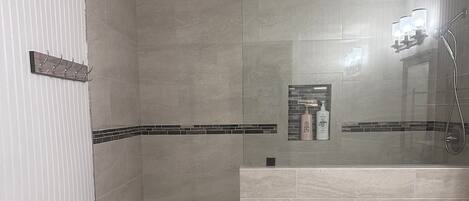 Douche, séchoir à cheveux, serviettes fournies, savon