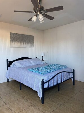 1 habitación, escritorio, wifi gratis y ropa de cama