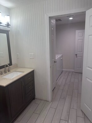 Regadera, secadora de cabello, toallas, jabón 