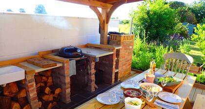 Orchard Cottage - beautiful indoor/outdoor living.