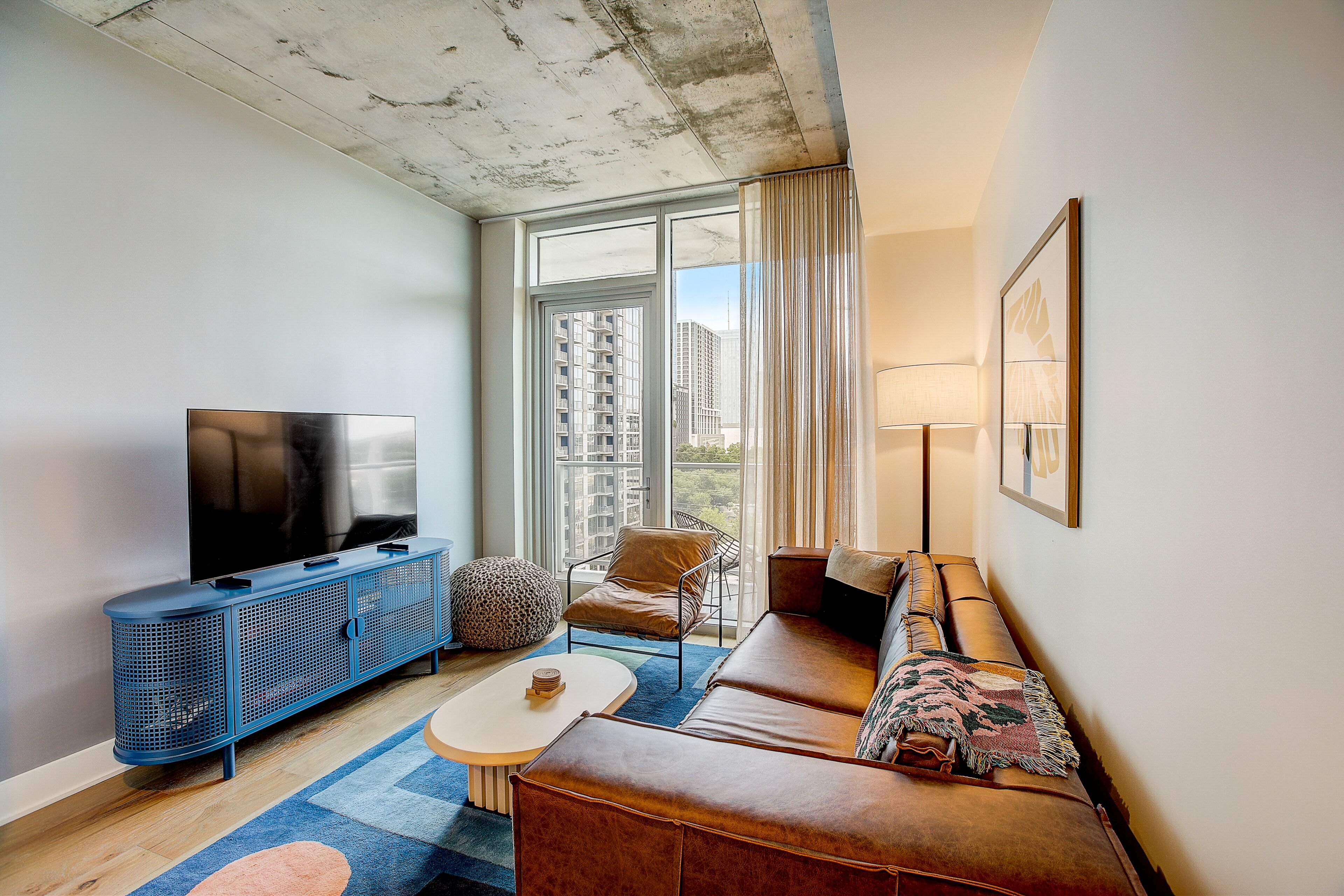 Modern Rainey Street condo with rooftop pool & lounge - walk everywhere