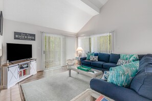 Fernseher, Kamin, Bücher, Computerbildschirme