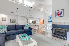 Fernseher, Kamin, Bücher, Computerbildschirme