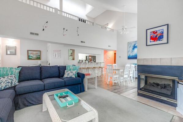 Televisión, chimenea, libros y monitor de computadora